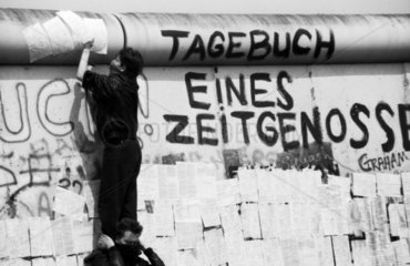 Protestaktion gegen die Volkszaehlung an die Berliner Mauer