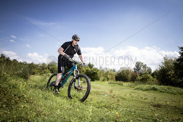 Radfahren in Muenster - Marc Boltz  Fahrradmechaniker  mit seinem Mountainbike der Marke Carver