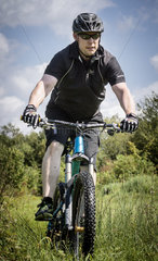 Radfahren in Muenster - Marc Boltz  Fahrradmechaniker  mit seinem Mountainbike der Marke Carver