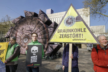 Hauptversammlung 2015 der RWE AG - Greenpeace Proteste