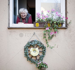 Frau im Fenster