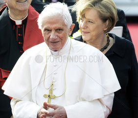 S.H. Papst Benedikt XVI + Merkel