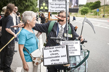 Menschenkette am Centre nucleaire Tihange/BEL