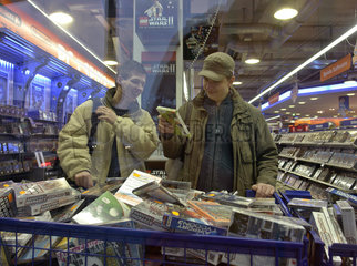 Jugendliche beim Kauf von Computerspielen