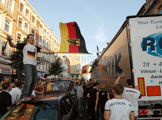 feiernde Fussball-Fans im Hamburger Schanzenviertel