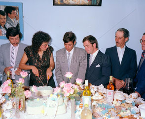 Azoren Hochzeitsgesellschaft schneidet Kuchen an