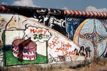 Geburtstagstorte fuer die 25 Jahre der Berliner Mauer