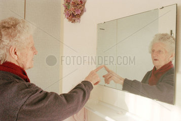 Alzheimer-Patientin mit Spiegelbild