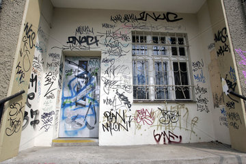 Graffities  Tags an Wohngebaeude