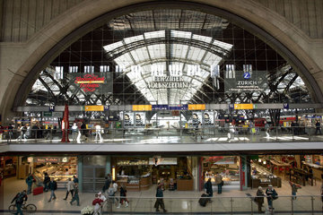 Hauptbahnhof Leipzig  Bahnhofshalle mit Einkaufspassagen