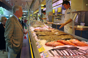 Fischhaendler auf dem Isemarkt in der Isestrasse Hamburg Emsbuettel