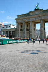 Greenpeace Aktion vor dem Brandenburger Tor.