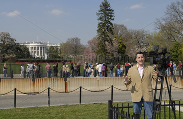 Weisses Haus  White House- mit BBC - Fernsehjournalist Dominci Di-Natale und Touristen  Washington D.C