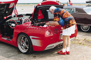 Autofan mit seiner Corvette