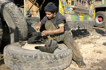 Werkstatt fuer Lastwagen in Pakistan