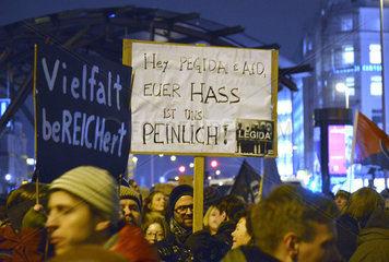 Demo und Kundgebung gegen Pegida in Hamburg