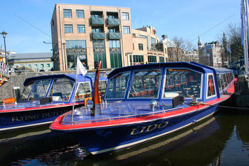 Boote an eine Gracht in Amsterdam