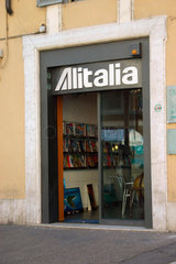 Alitalia Logo am Eingang eine Reisebuero