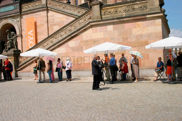 Berlin -Alte Nationalgalerie. Menschenschlange waertet auf Einlass zum Goya Ausstellung