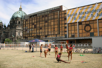 Berlin - Beachvolleyball Training vor dem Palast der Republik