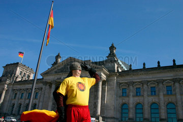 Berlin - Superdeutschman LTD vor dem Reichstag