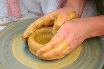 Keramikerin Haende bei der Arbeit