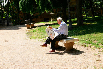 Italy. Rome- Giardini del Quirinale  Ein Mann beim Zeitunglesen