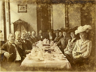 Gesellschaft  Ehepaare  beim Kaffeetrinken  1907