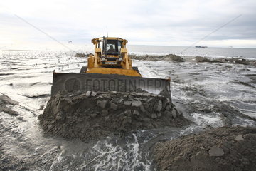 Sandkorn fuer Sandkorn ! Sandaufspuelung am Strand von Kampen auf Sylt