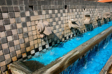 Brunnen mit Tierzeichenskulpturen in Tinnuri.