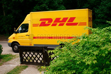 Berlin - DHL Transporter der Deutsche Post