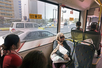 Frauenabteil im Bus