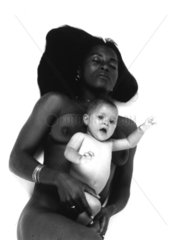 Mutterliebe schwarze Frau weisses Baby