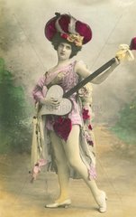 Frau mit Herzchengitarre 1900