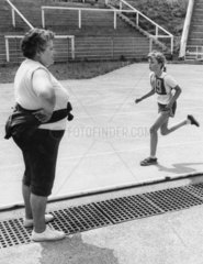 Kind rennt  dicke Trainerin