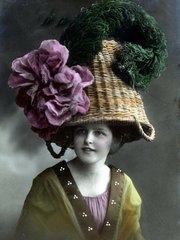 Frau mit Korb als Hut