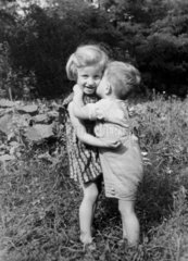 zwei Kinder umarmen sich