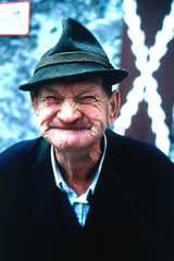 Alter Mann ohne Zaehne lacht