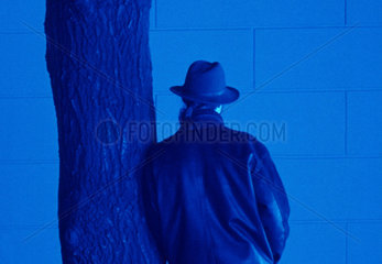 Mann Baum in blau