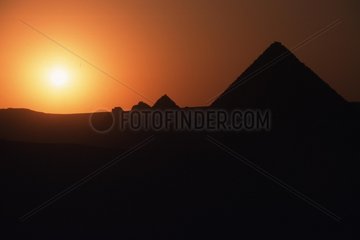 Sonnenuntergang ueber den Pyramiden von Gizeh