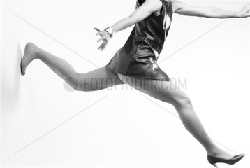 Frau macht akrobatische Bewegung