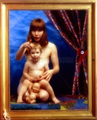 Frau mit Kind und Puppe nackt in einem Rahmen