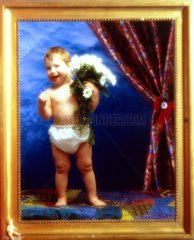 nacktes Kind mit Blumen in Rahmen