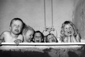 Fuenf Kinder in Badewanne