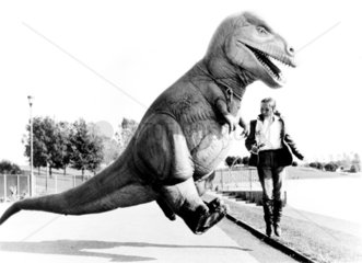 Frau spaziert mit Dino
