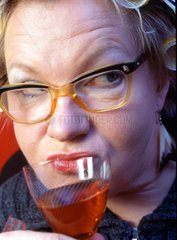 Alkoholikerin Wein Glass