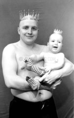 Glatzkopf und Baby mit Kronen