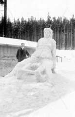 riesige Schneeskulptur Schlitten