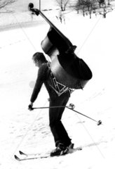 Mann faehrt Ski mit Bass
