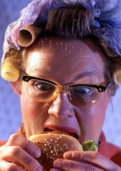 Hausfrau isst einen Hamburger